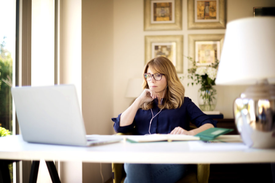 Management professional listening to Takis Tak podcast